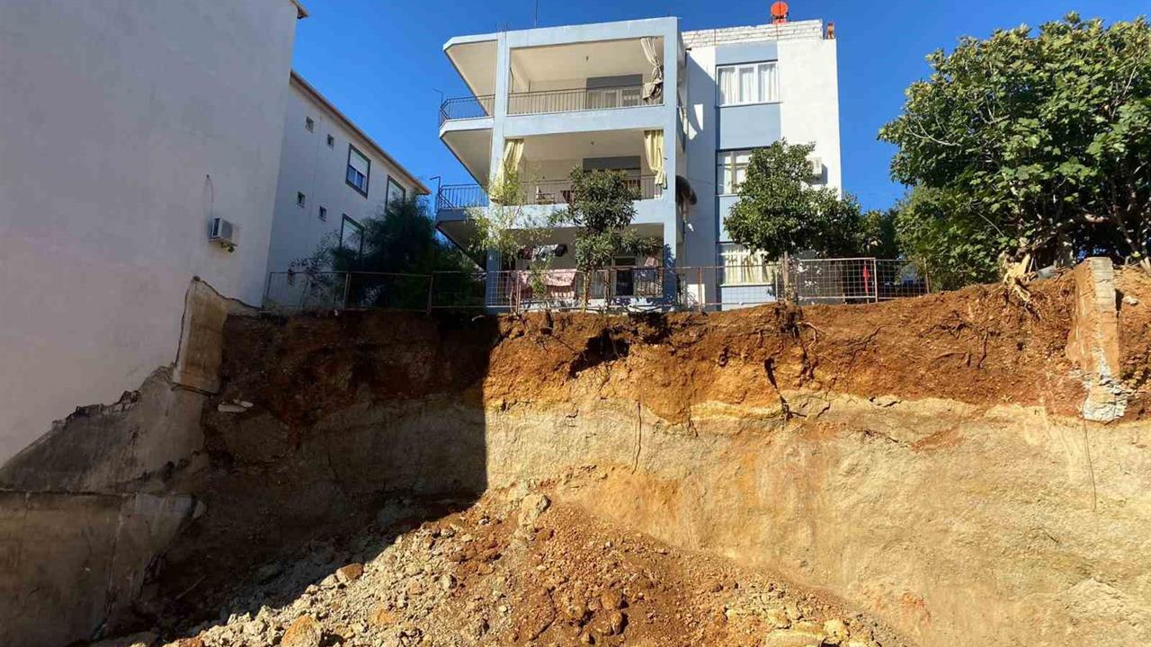 Antalya'da Toprak Kayması: Aileler Geceyi Yakınlarının Yanında Geçirdi