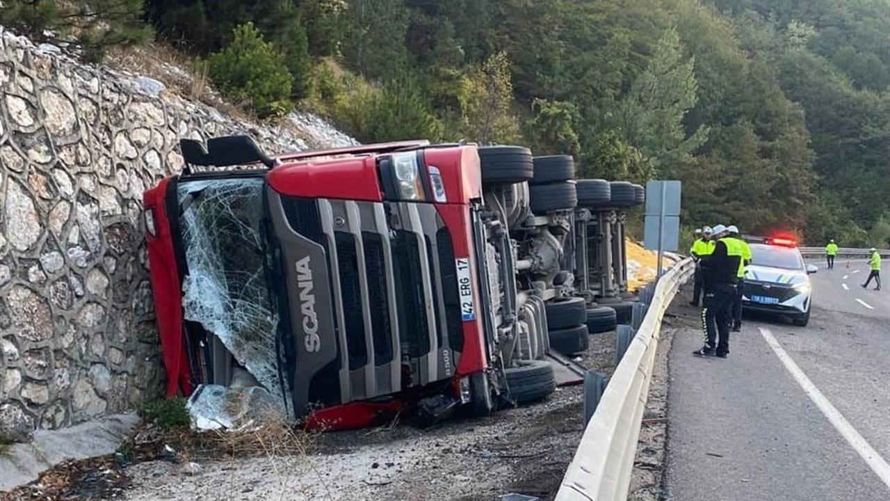 Bursa'da Kontrolden Çıkan TIR Devrildi: 2 Yaralı