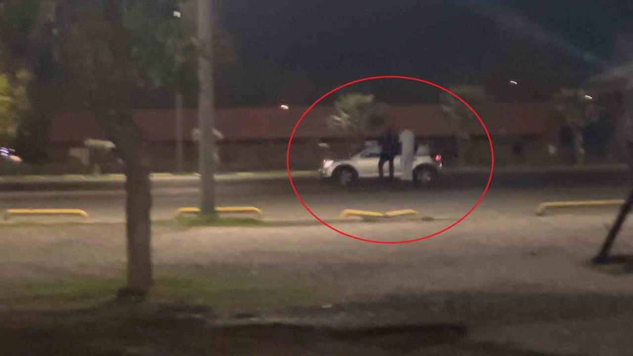 Samsun'da Tehlikeli Gençler: SUV Aracın Üzerine Çıktılar