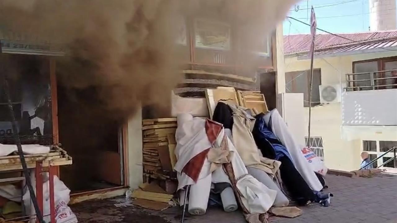 Elazığ'da Çatı Yangını İş Yerine Sıçradı