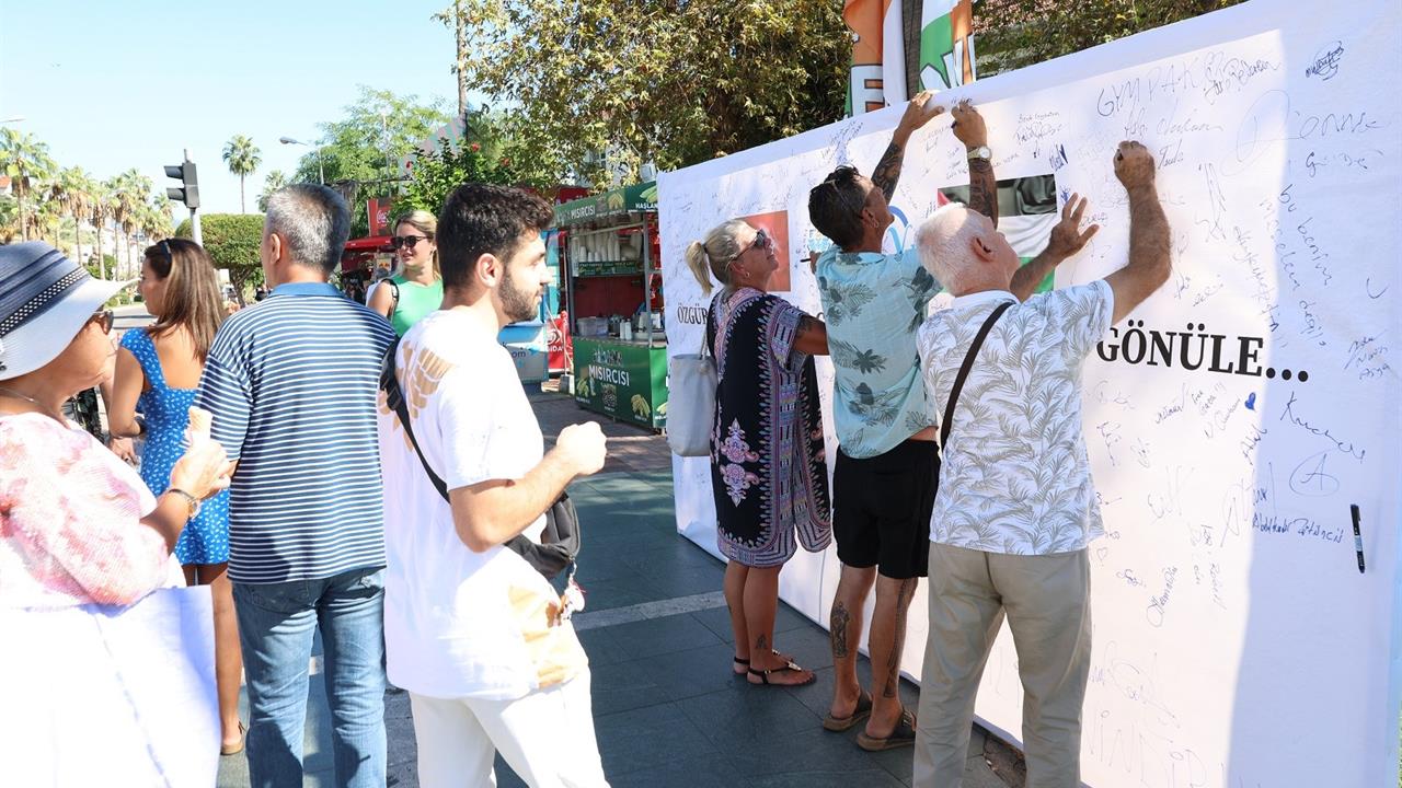 Alanya'da Filistin İçin İmza Kampanyası Düzenlendi