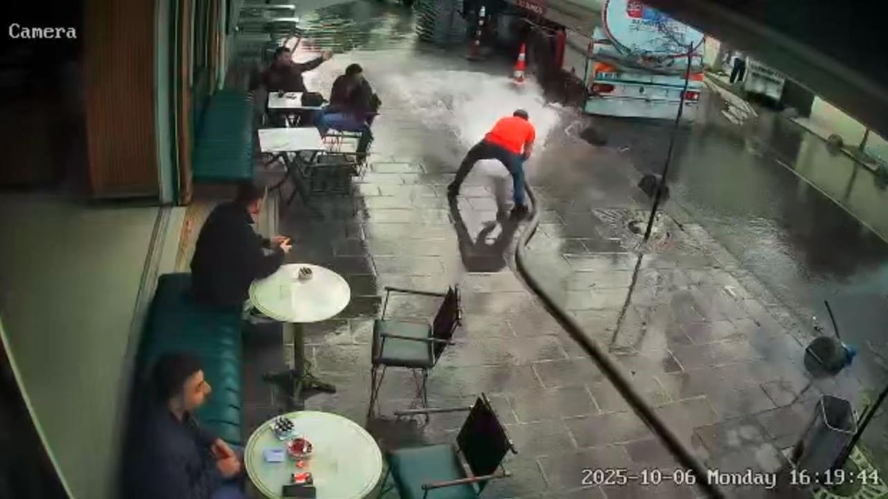 Bayrampaşa’da Esnafın Tazyikli Su Şovu Sırılsıklam Etti