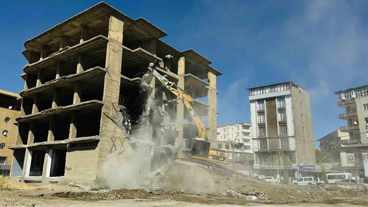 Yüksekova'da 23 Yıllık İnşaat Binası Yıkıldı