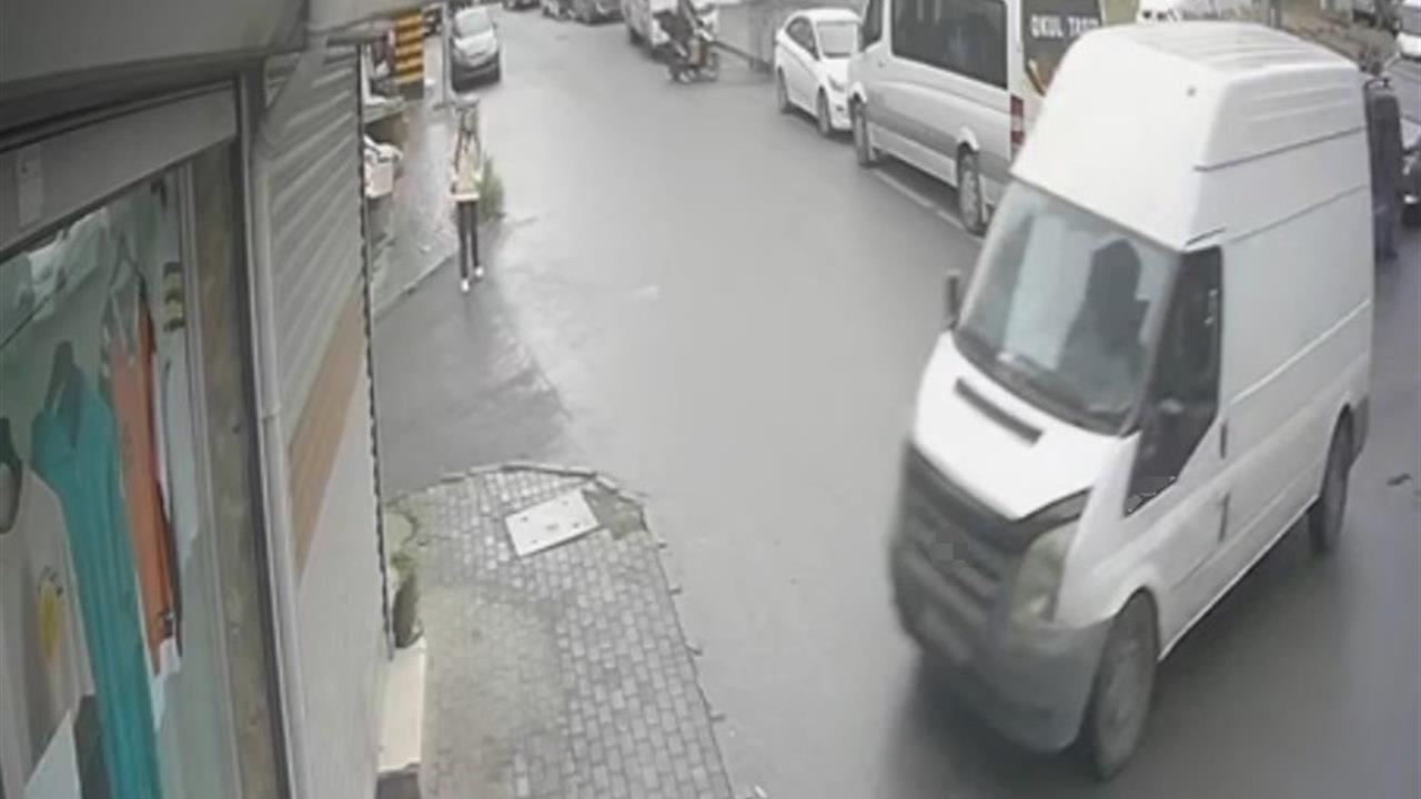 Avcılar'da Freni Boşalan Panelvan Dükkanın İçine Daldı