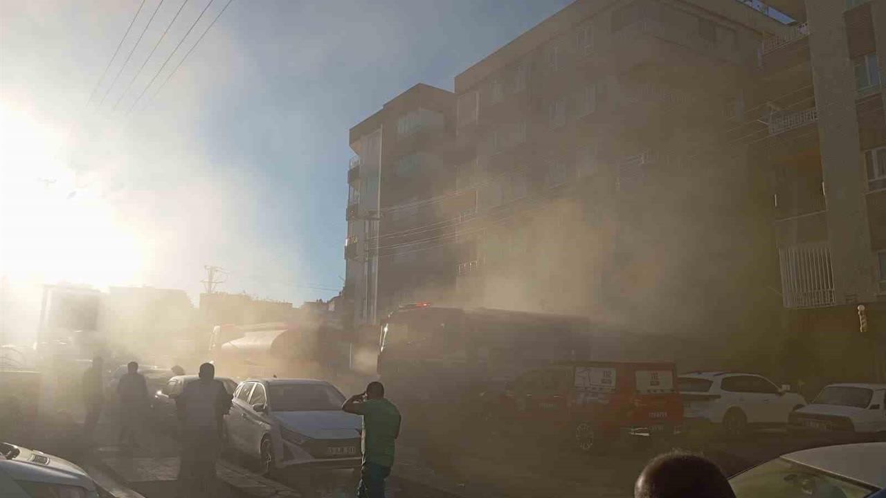 Şanlıurfa'da Medikal Malzeme Deposunda Yangın Çıktı