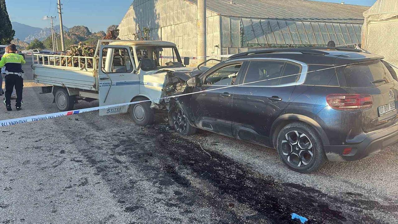 Serik'te Otomobil ve Kamyonet Çarpıştı: 3 Yaralı