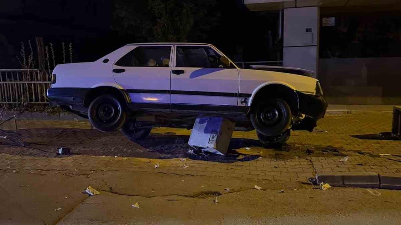 Niğde'de Otomobil Trafoya Çarptı: Sürücü Yaralanmadı