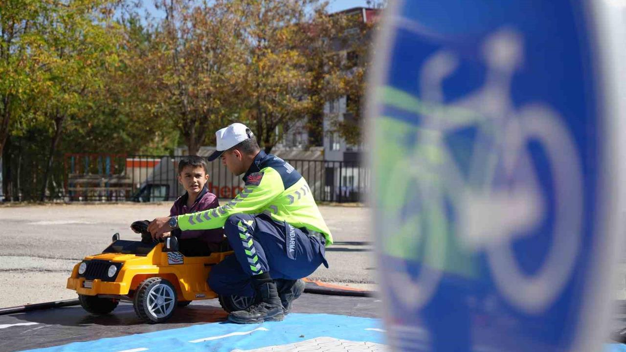 Bayburt'ta Öğrencilere Trafik Eğitimi: Eğlenceli Öğrenme Deneyimi