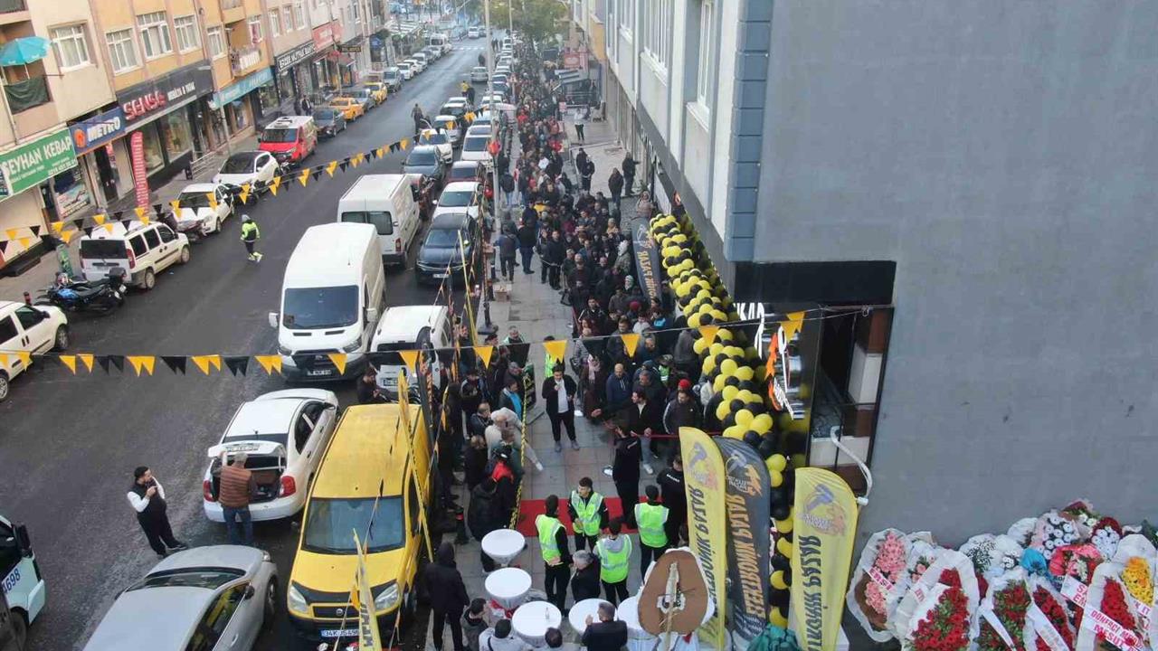 Kartal'da İndirim Kuyruğu: Bin Lira Değerindeki Ürün 100 Liraya Satıldı