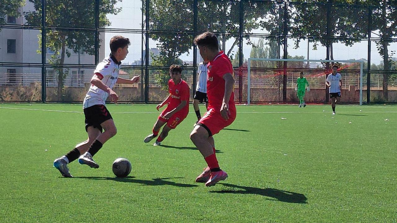 Kayseri'de U-16 Ligi Maçı: Çorum FK Galip Geldi