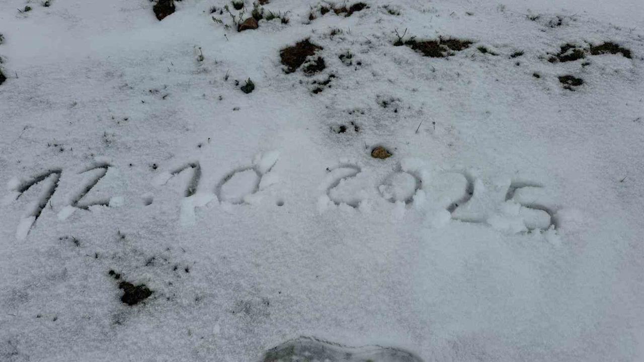 Afyonkarahisar'da Mevsimin İlk Karı Yağdı