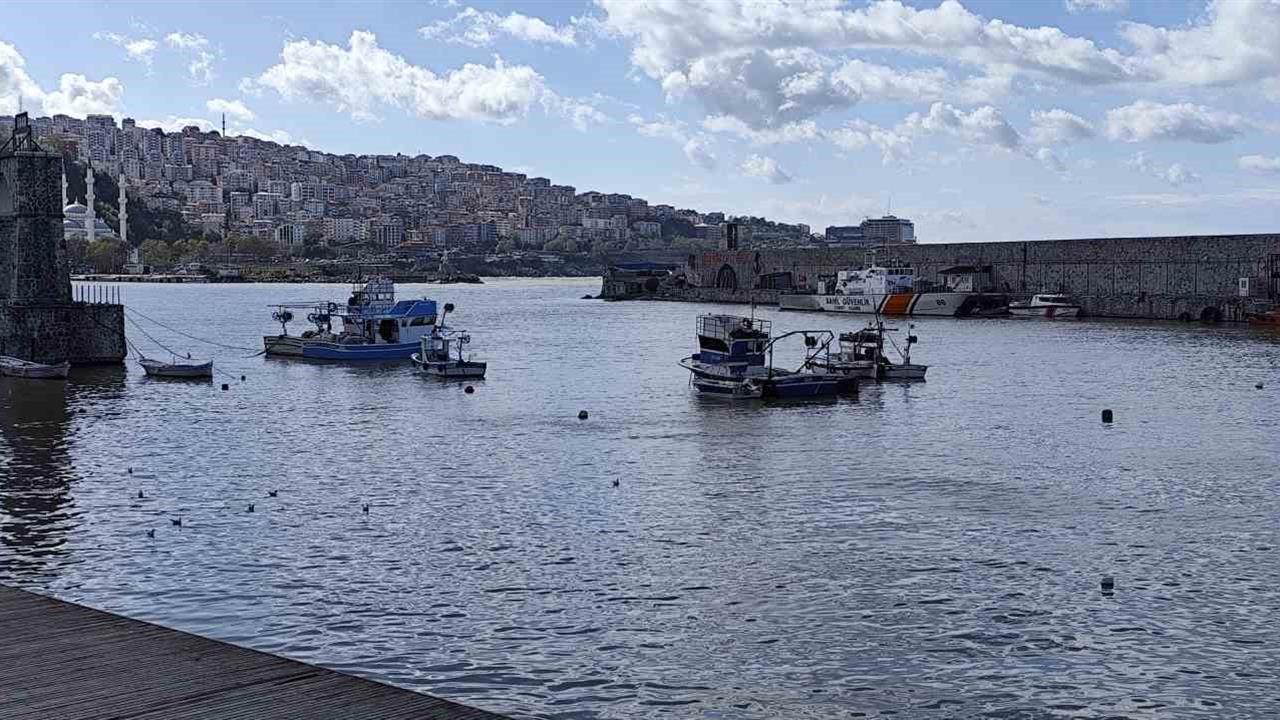 Zonguldak Limanı Sarıya Büründü