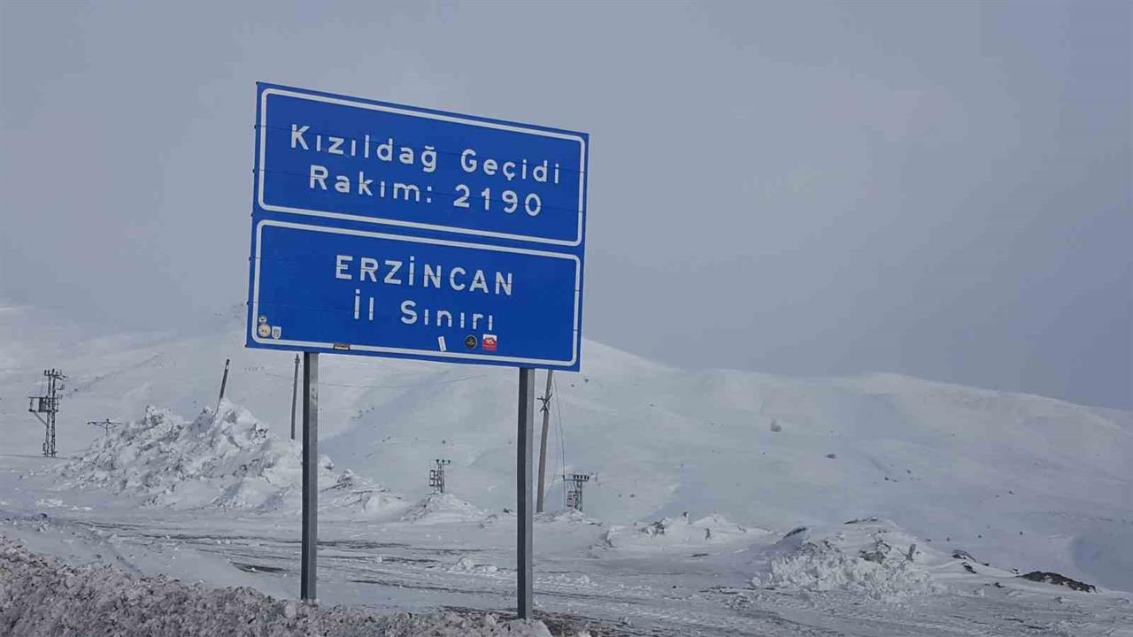 Erzincan’da Kar Yağışı Ulaşımı Olumsuz Etkiledi