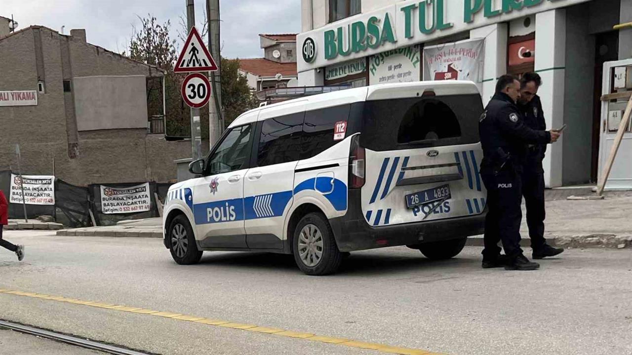 Eskişehir'de Polis Aracına Motosiklet Çarpıp Kaçtı