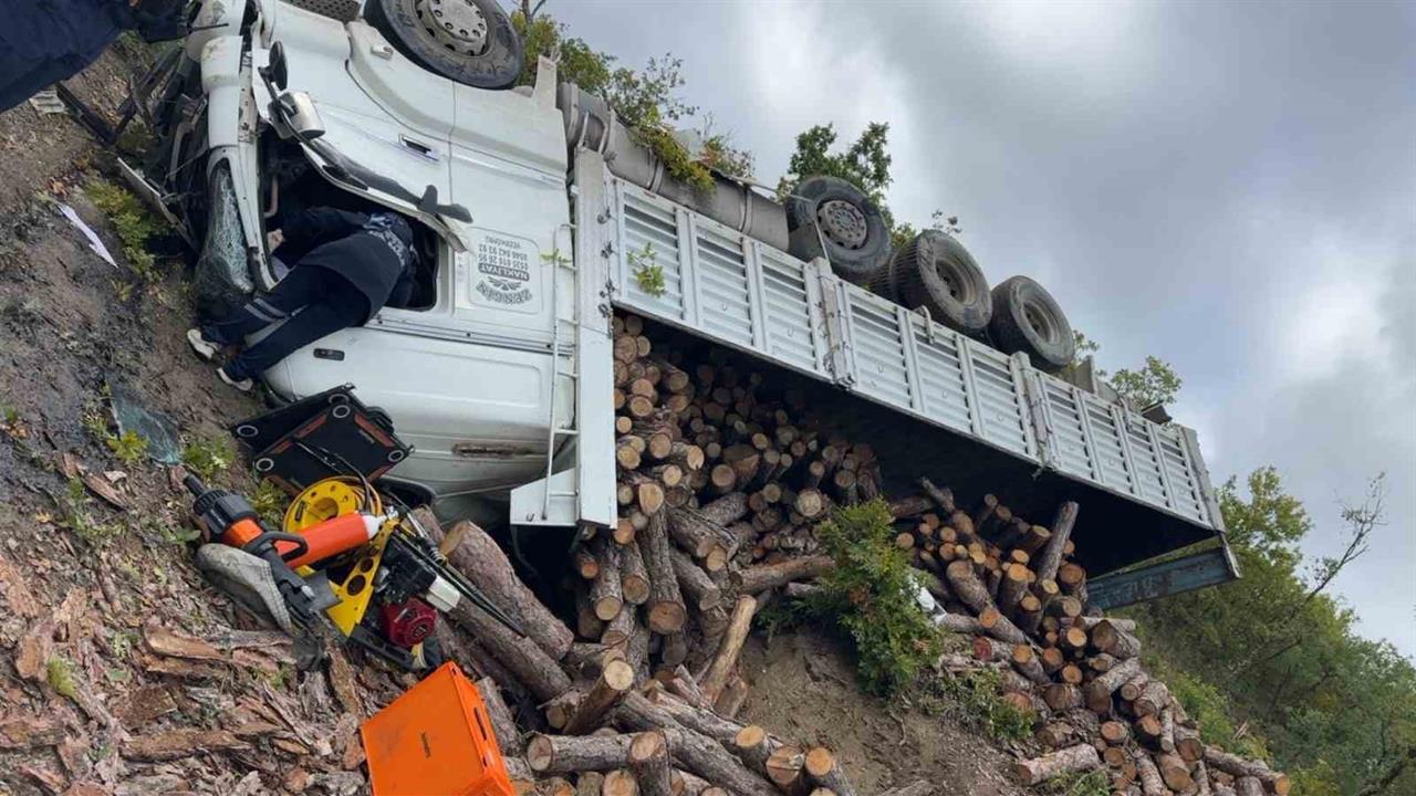 Samsun'da Odun Yüklü Kamyon Devrildi: 1 Ölü