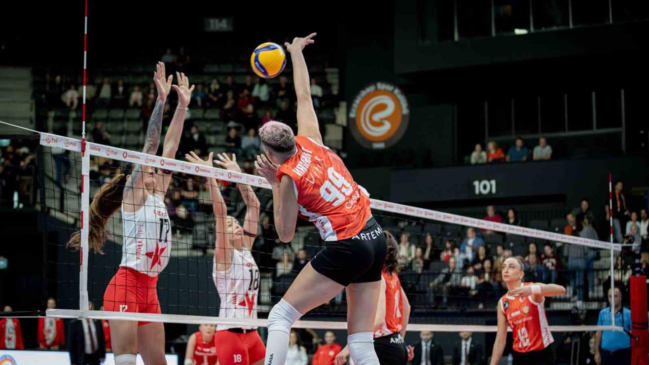 İstanbul'da Eczacıbaşı Dynavit, Galibiyetle Sezona Başladı