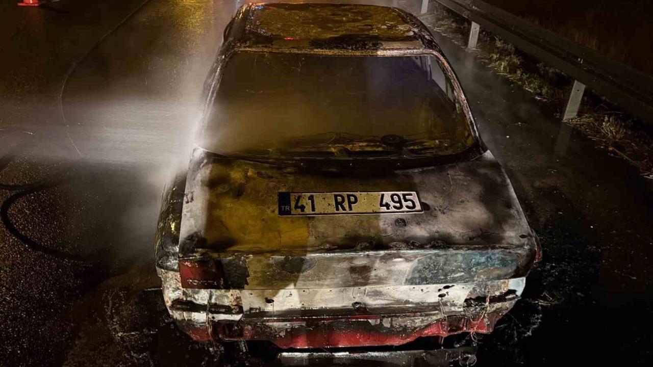 Bolu'da Seyir Halindeki Otomobil Alev Alev Yandı