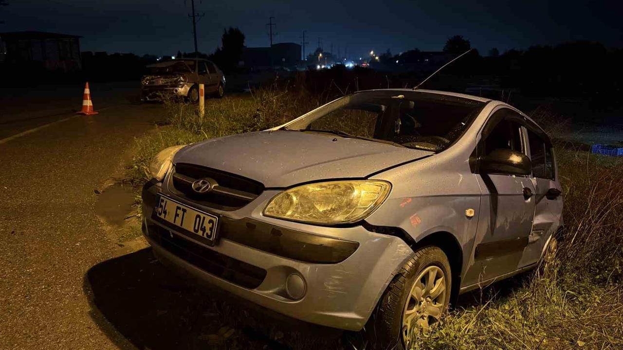 Sakarya Erenler'de İki Otomobil Çarpıştı: 3 Yaralı Hastaneye Kaldırıldı