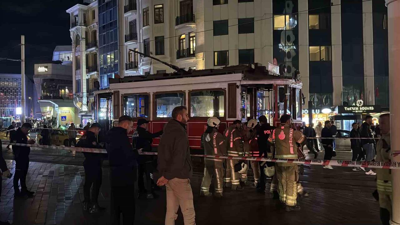 İstanbul'da Nostaljik Tramvayda Yangın Paniği Yaşandı