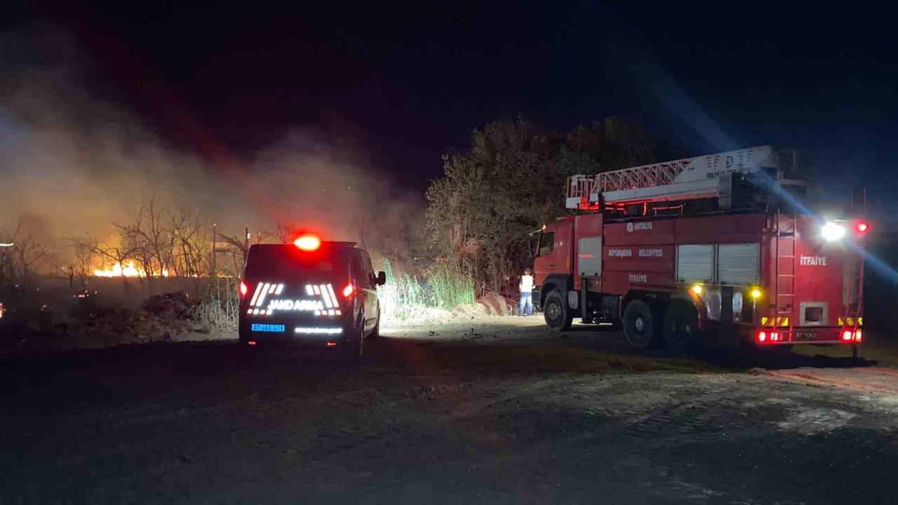 Serik'te Yol Kenarında Çıkan Yangın Sürücülere Zor Anlar Yaşattı