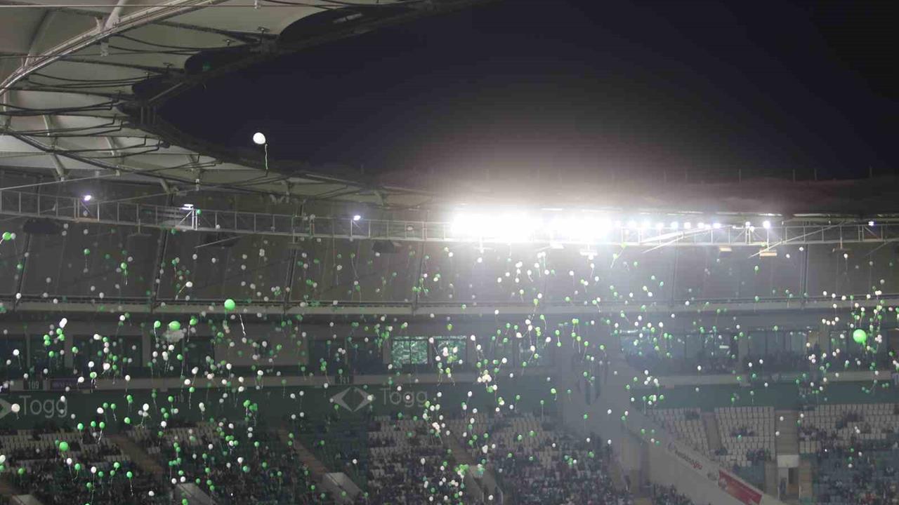 Bursa'da Minik Çağan Ata'nın Mücadelesine Destek: Taraftarlar Balon Bıraktı