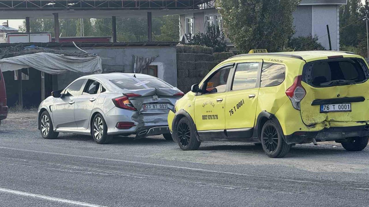 Iğdır'da Zincirleme Trafik Kazası: Üç Araç Birbirine Girdi