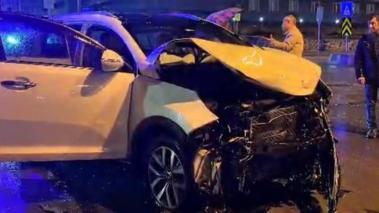 Erzurum'da Otomobil ve Halk Otobüsü Çarpıştı: 1 Yaralı