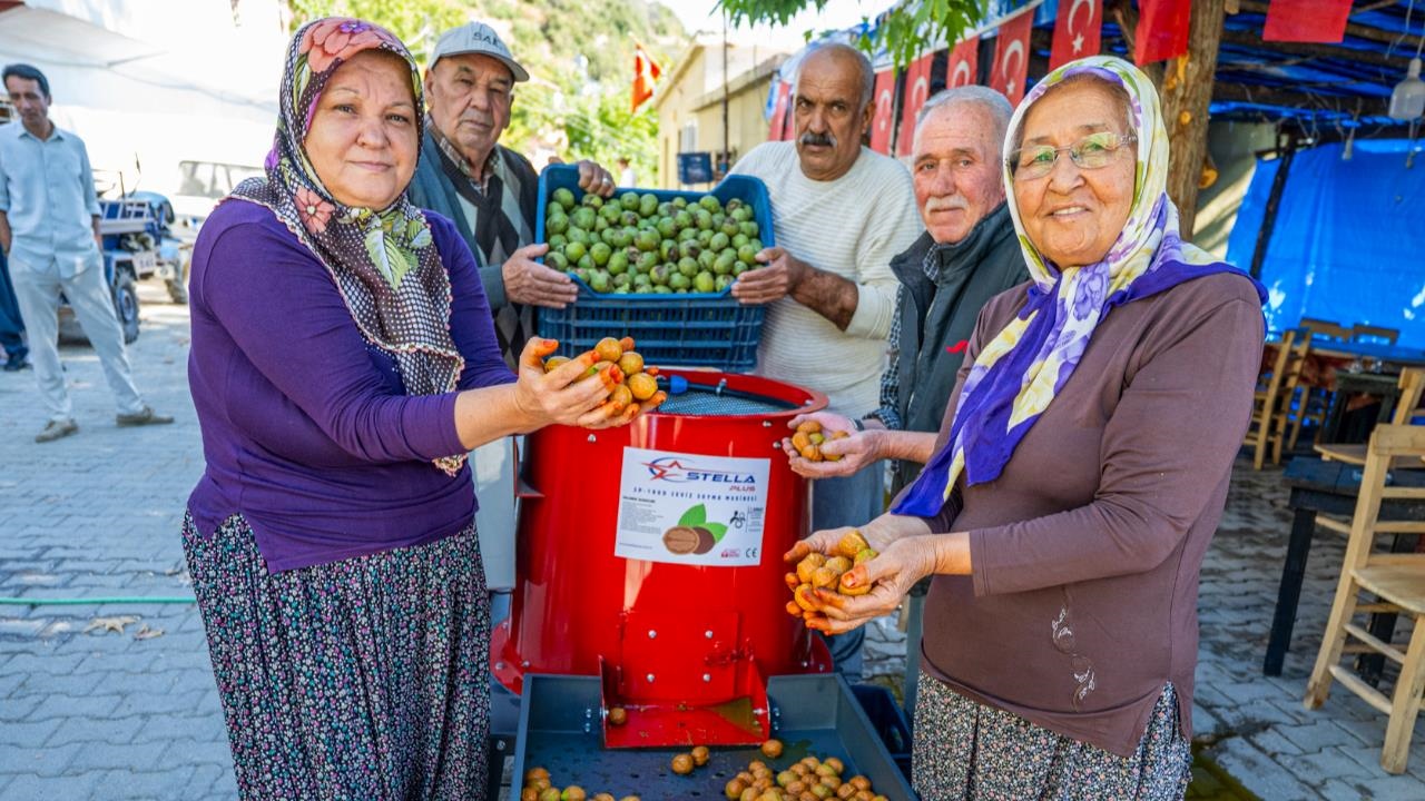 Mersin’de Üreticilere " Ceviz Soyma Makinesi’ Desteği
