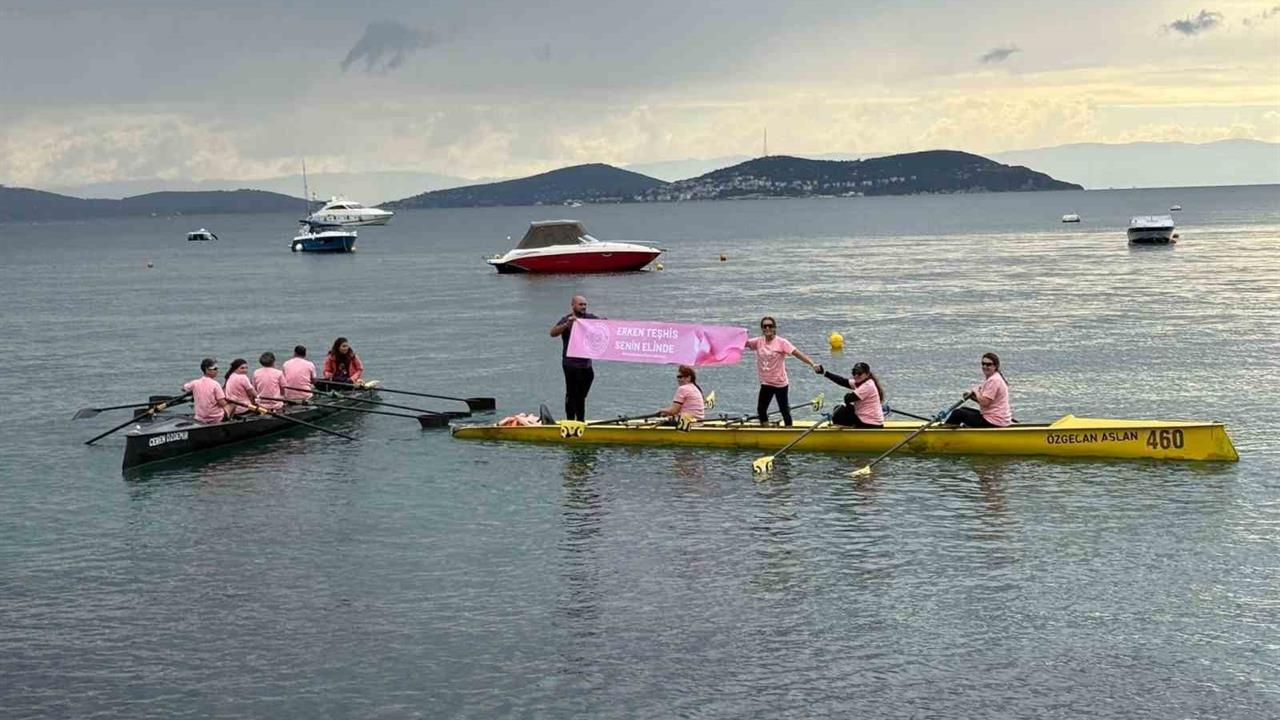 İstanbul'da Meme Kanseri Farkındalığı İçin Kürek Çekildi