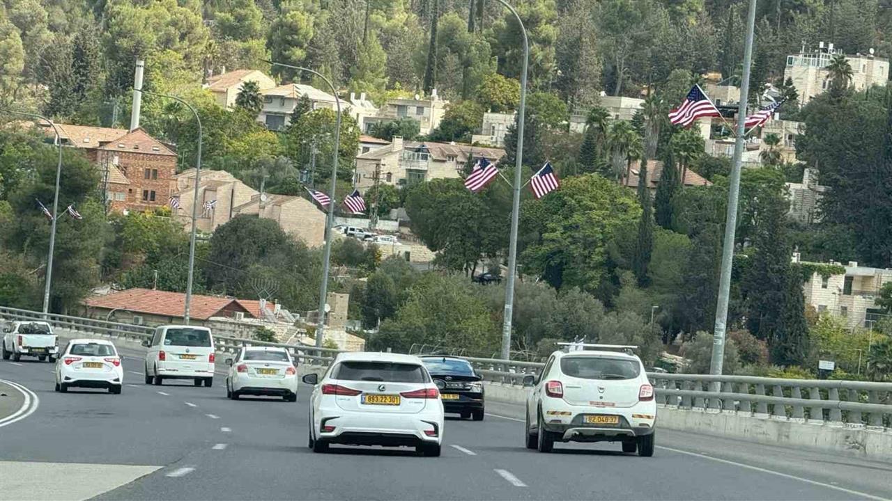 Kudüs’e giden yolda ABD bayrakları dalgalanıyor