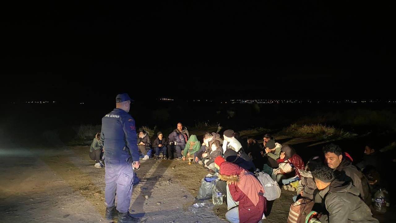 İzmir'de Düzensiz Göçmen Operasyonu: 30 Yakalandı