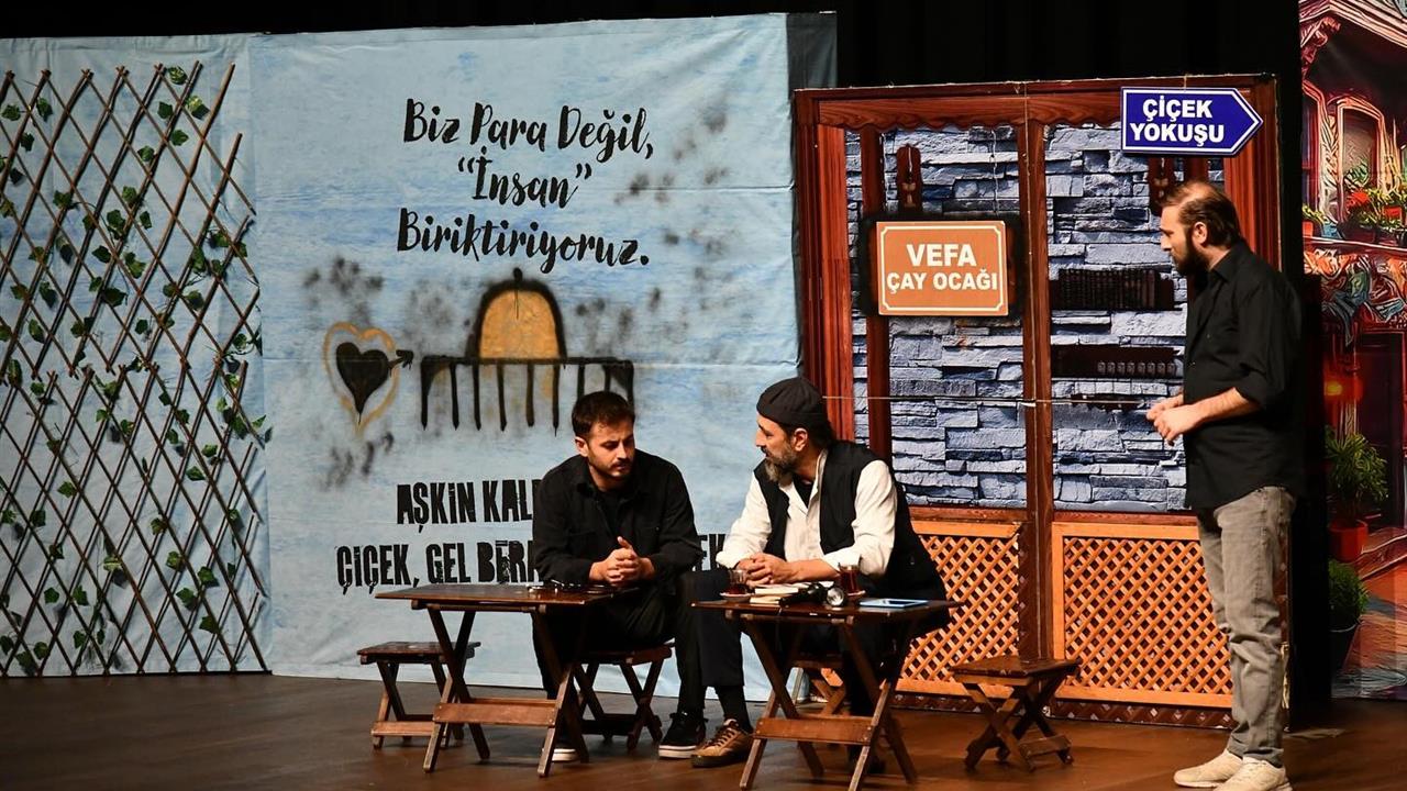 Başiskele'de "Aynalar" Tiyatrosu: Filistin'in Çığlığına Duygu Dolu Yanıt