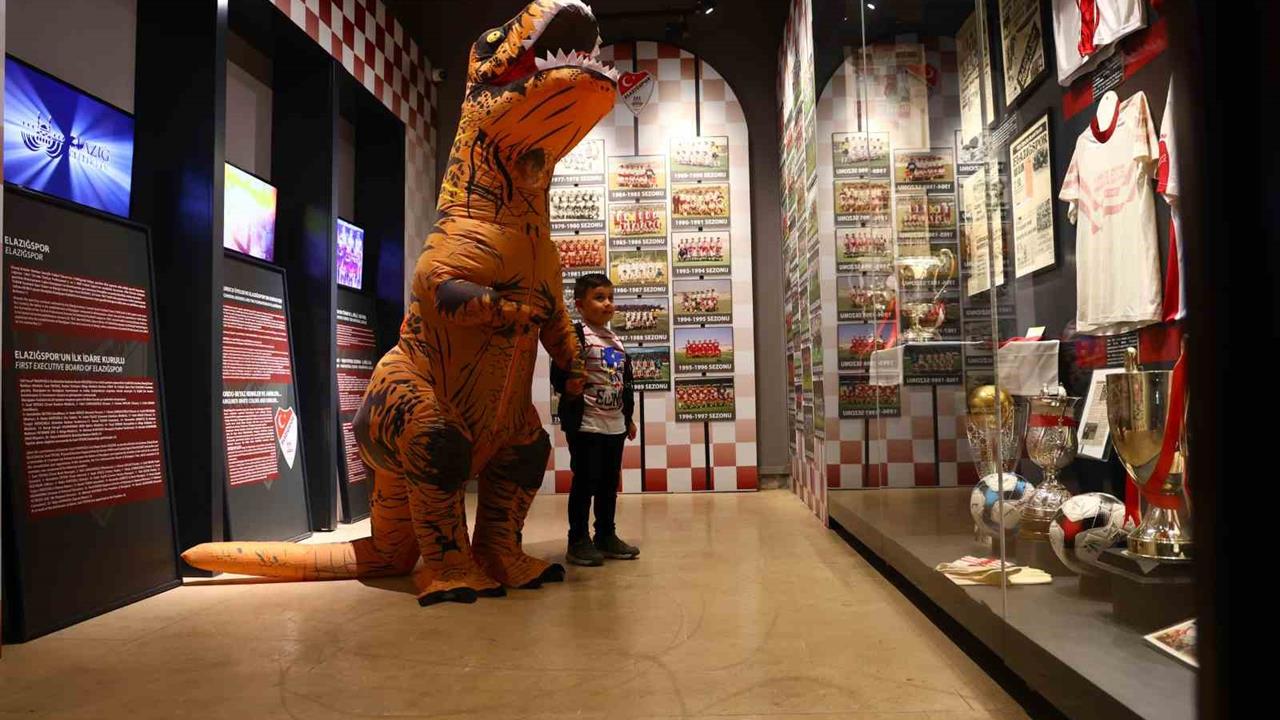 Elazığ Kent Müzesi'nde Dinozor Sürprizi: Ziyaretçiler Şaşkınlık İçinde
