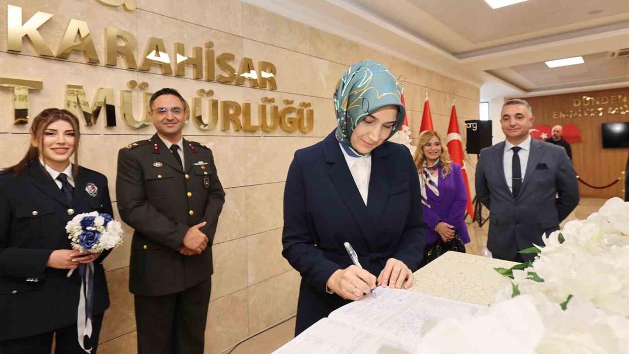 Afyonkarahisar'da Vali, Polis ve Subay Çiftin Nikahına Şahitlik Etti