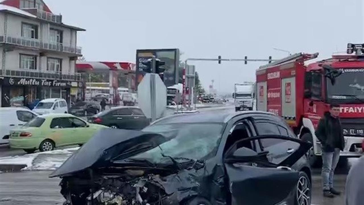 Erzurum'da Kar Yağışı Kazalara Yol Açtı: 2 Yaralı