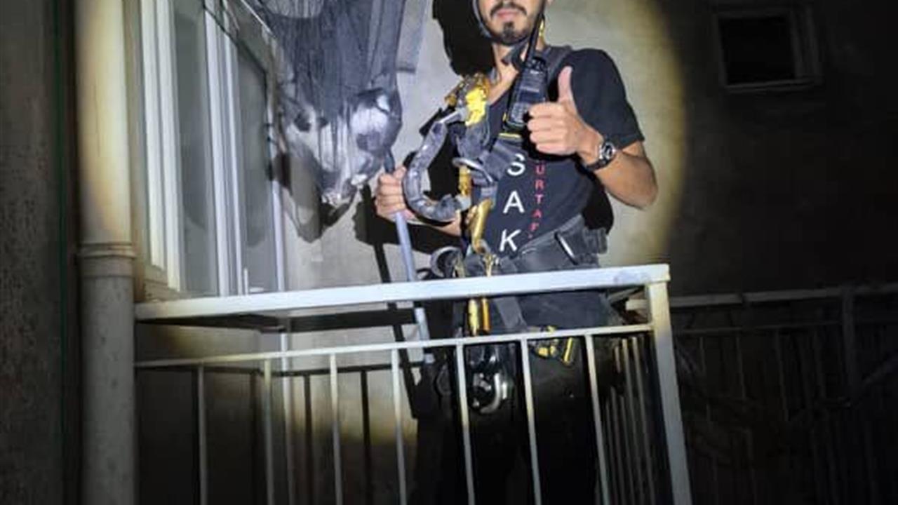 Aydın'da Apartman Boşluğunda Mahsur Kalan Yavru Kedi Kurtarıldı