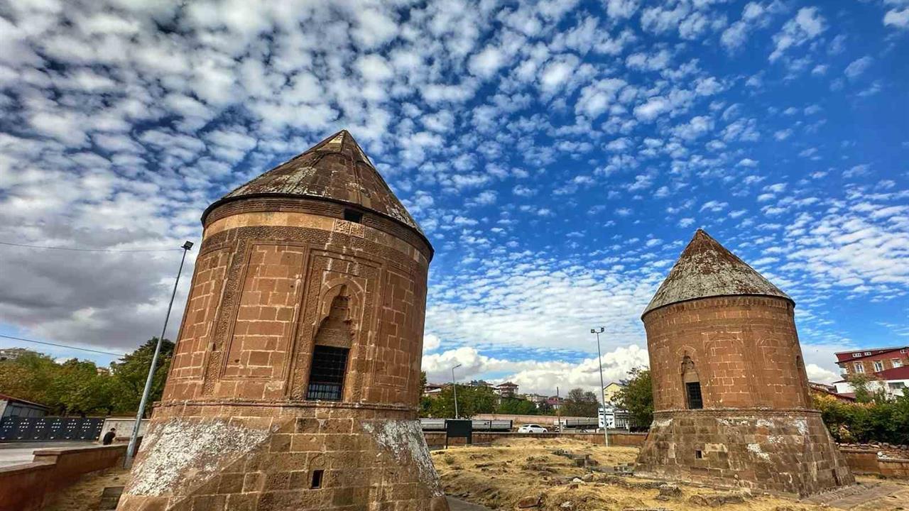 Ahlat'ta Bulutların Dansı ve Tarihi Kümbetler Görsel Şölen Yarattı