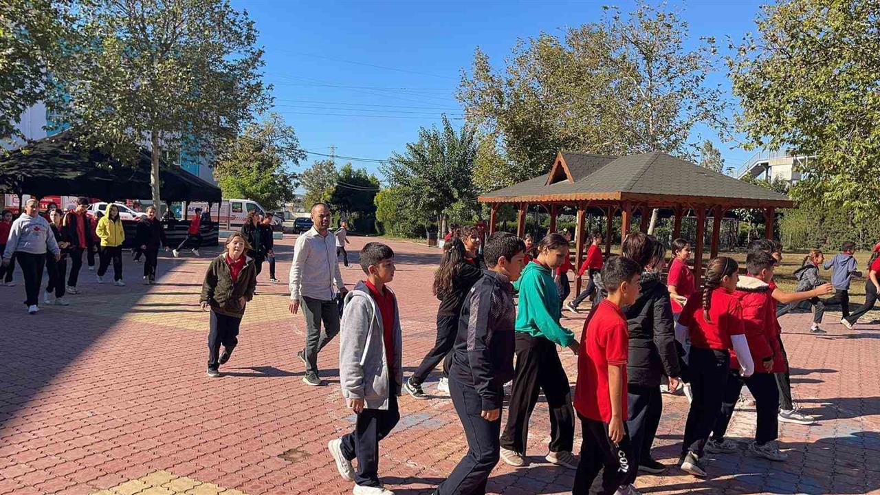 Osmaniye'de Öğrenciler Afet Tatbikatında Bilinçlendirildi
