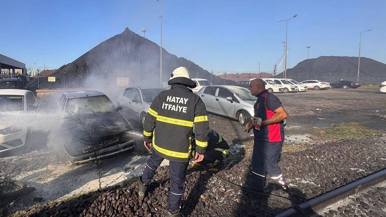 İskenderun'da Park Halindeki Otomobilde Yangın Çıktı