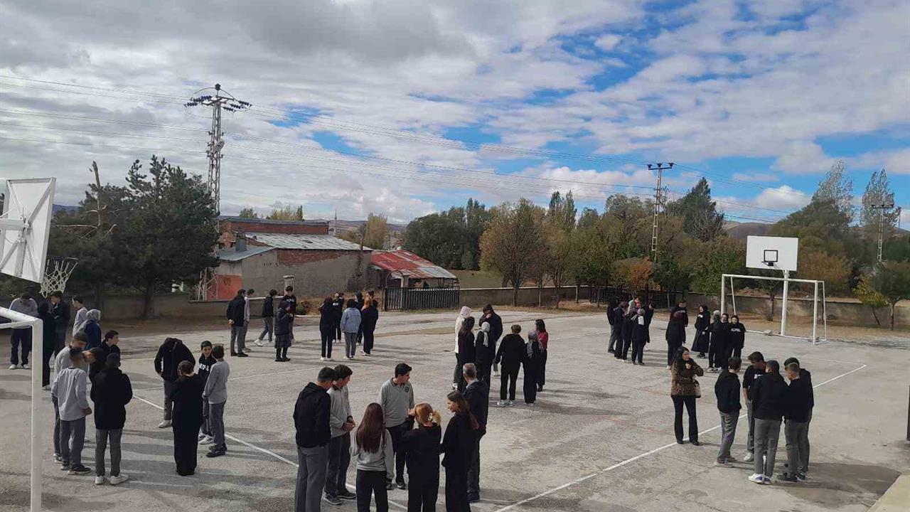 Aydıntepe'de Okullarda Tahliye Tatbikatı Gerçekleştirildi