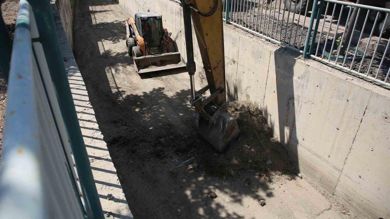 Melikgazi'de Taşkın Su Kanalları Temizleniyor