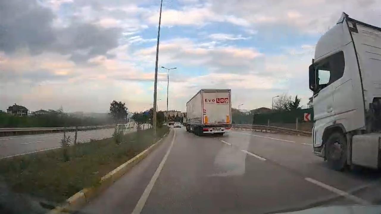 Bandırma'da Tırın Tehlikeli Sürüşü Kamerada Görüntülendi