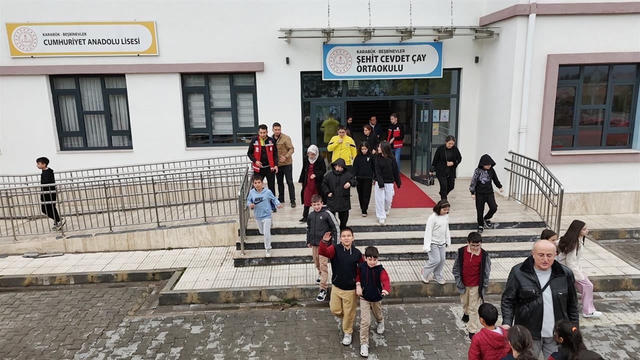 Karabük'te Okullarda Eş Zamanlı Deprem Tatbikatı Gerçekleştirildi
