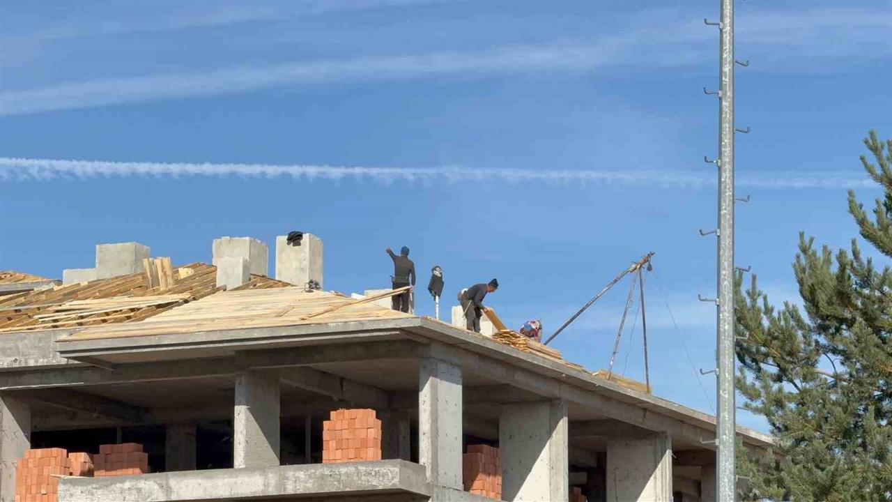 Afyonkarahisar'da Çatıda Güvensiz Çalışma Anları Kamerada