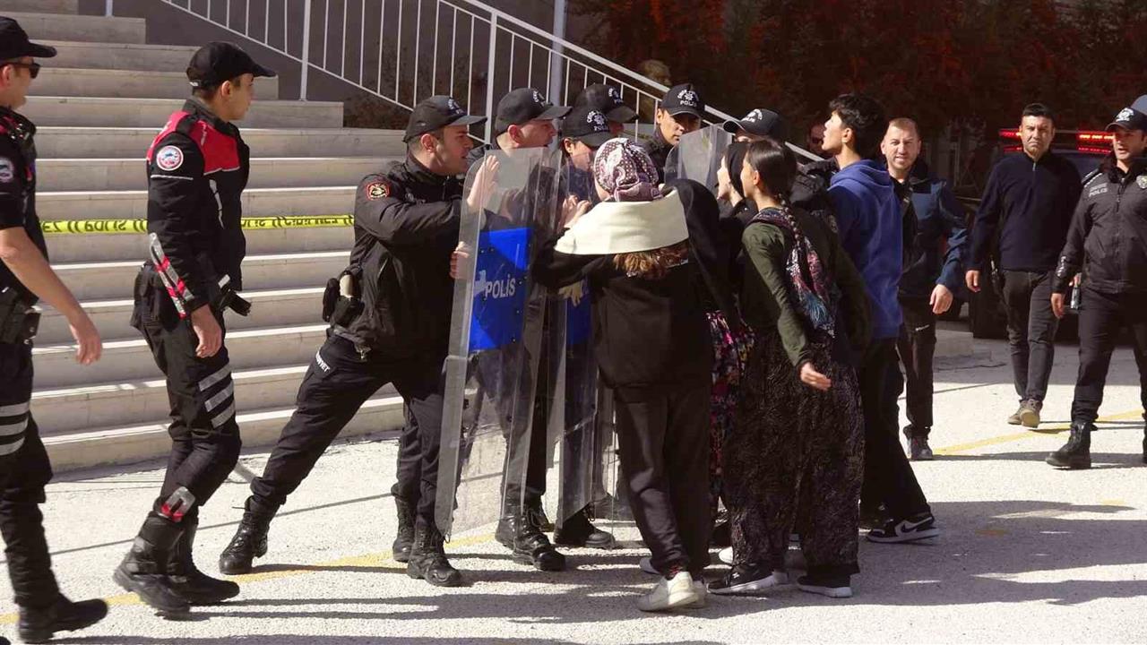 Burdur'da Deprem Tatbikatı: Öğrencilerin Performansı Gerçekçi Oldu