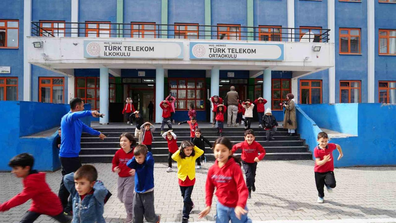 Muş'ta Okullarda Eş Zamanlı Tahliye Tatbikatı Yapıldı