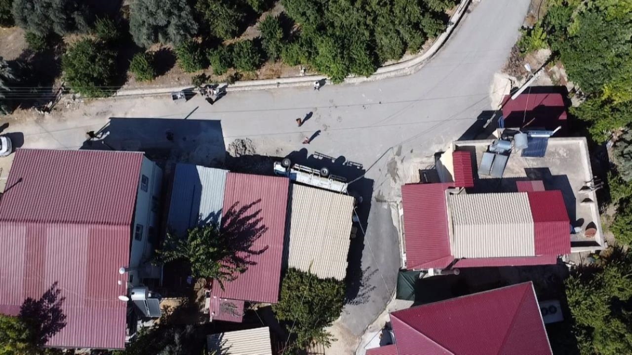 Tömük'te Kamyonet Depoya Daldı: 2 Yaralı İş Makinesiyle Kurtarıldı