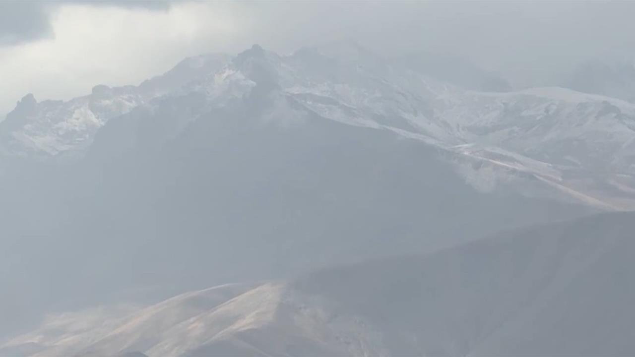 Yüksekova'da Mevsimin İlk Karı Yağdı