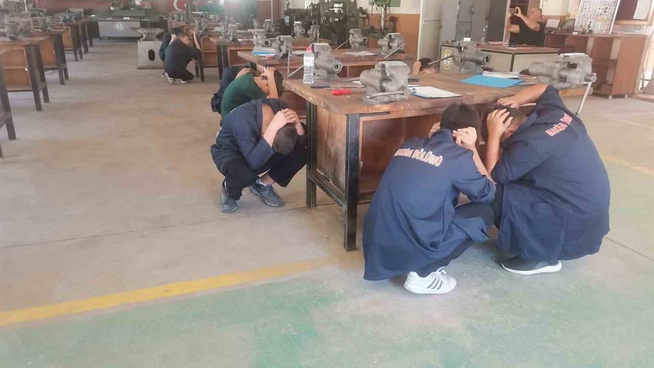 Adana'da Öğrenciler Deprem ve Yangın Tatbikatı Yaptı