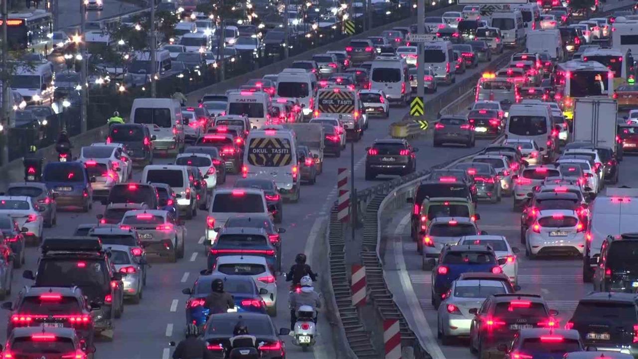 İstanbul'da Haftanın İlk Mesai Günü Trafik Kilitlendi